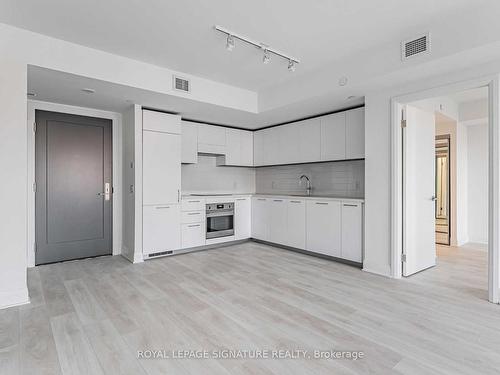 423-33 Frederick Todd Way, Toronto, ON - Indoor Photo Showing Kitchen