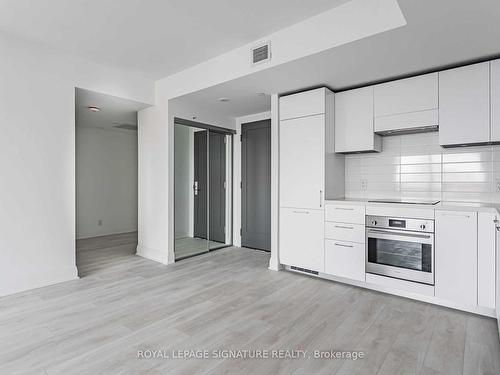 423-33 Frederick Todd Way, Toronto, ON - Indoor Photo Showing Kitchen