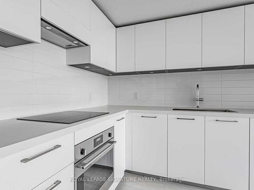 423-33 Frederick Todd Way, Toronto, ON - Indoor Photo Showing Kitchen