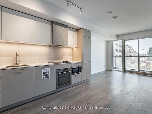 811-19 Western Battery Rd, Toronto, ON - Indoor Photo Showing Kitchen