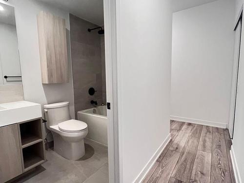 601-108 Peter St, Toronto, ON - Indoor Photo Showing Bathroom