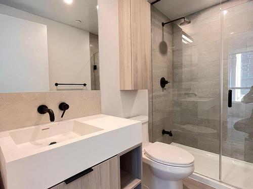 601-108 Peter St, Toronto, ON - Indoor Photo Showing Bathroom