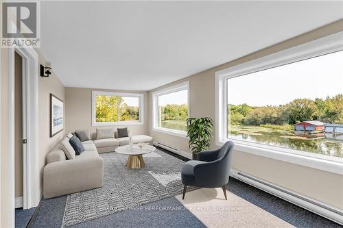 19380 County Rd 2 Road, South Glengarry, ON - Indoor Photo Showing Living Room