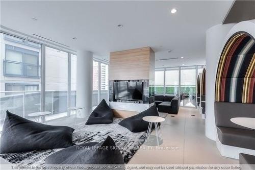 1202-68 Shuter St, Toronto, ON - Indoor Photo Showing Living Room