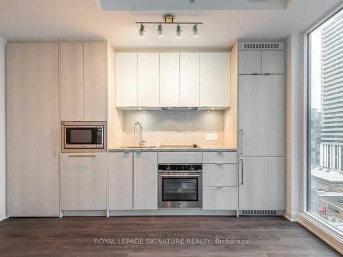 4311-115 Blue Jays Way, Toronto, ON - Indoor Photo Showing Kitchen