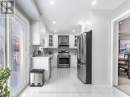 109 Farthingale Crescent, Brampton (Fletcher'S Meadow), ON - Indoor Photo Showing Kitchen With Stainless Steel Kitchen