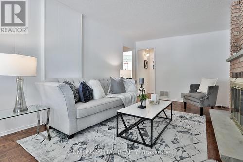 47 Holm Crescent, Markham (Aileen-Willowbrook), ON - Indoor Photo Showing Living Room