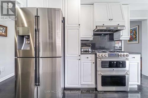 5599 Brenchley Avenue, Mississauga, ON - Indoor Photo Showing Kitchen With Upgraded Kitchen