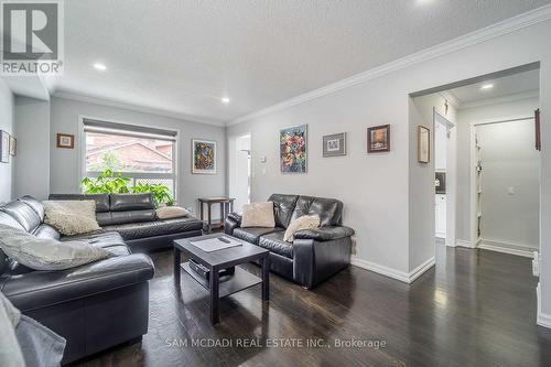 5599 Brenchley Avenue, Mississauga, ON - Indoor Photo Showing Living Room