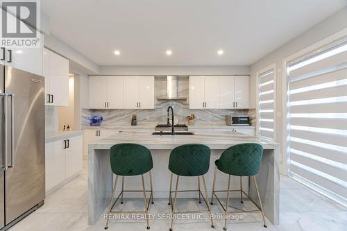 7 Byblos Court, East Gwillimbury (Holland Landing), ON - Indoor Photo Showing Kitchen