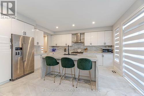 7 Byblos Court, East Gwillimbury (Holland Landing), ON - Indoor Photo Showing Kitchen With Upgraded Kitchen