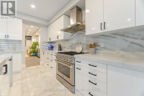 7 Byblos Court, East Gwillimbury (Holland Landing), ON - Indoor Photo Showing Kitchen With Upgraded Kitchen