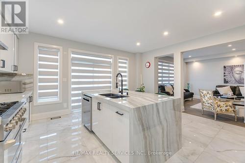 7 Byblos Court, East Gwillimbury (Holland Landing), ON - Indoor Photo Showing Kitchen With Double Sink