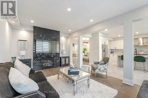 7 Byblos Court, East Gwillimbury (Holland Landing), ON - Indoor Photo Showing Living Room With Fireplace