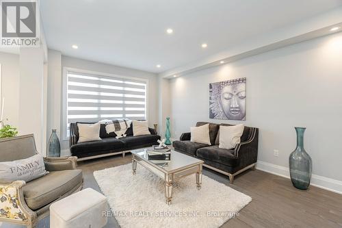 7 Byblos Court, East Gwillimbury (Holland Landing), ON - Indoor Photo Showing Living Room