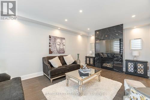 7 Byblos Court, East Gwillimbury (Holland Landing), ON - Indoor Photo Showing Living Room