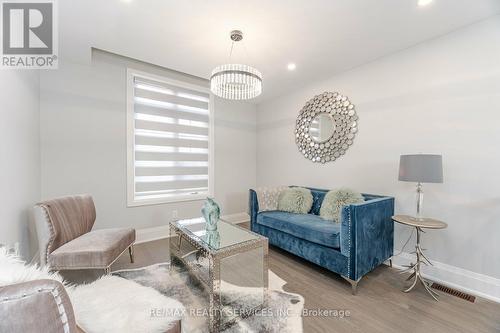 7 Byblos Court, East Gwillimbury (Holland Landing), ON - Indoor Photo Showing Living Room