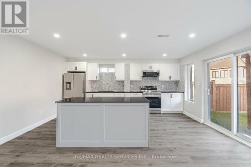 7 Byblos Court, East Gwillimbury (Holland Landing), ON - Indoor Photo Showing Kitchen With Upgraded Kitchen