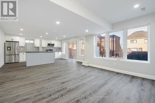 7 Byblos Court, East Gwillimbury (Holland Landing), ON - Indoor Photo Showing Kitchen