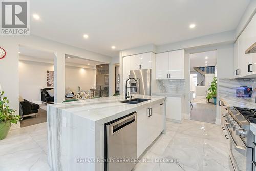 7 Byblos Court, East Gwillimbury (Holland Landing), ON - Indoor Photo Showing Kitchen With Double Sink With Upgraded Kitchen