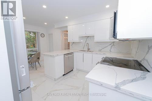 6563 Montevideo Road, Mississauga, ON - Indoor Photo Showing Kitchen