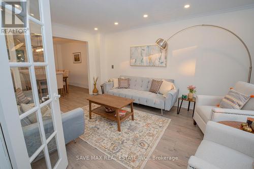 6563 Montevideo Road, Mississauga (Meadowvale), ON - Indoor Photo Showing Living Room