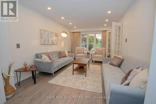 6563 Montevideo Road, Mississauga (Meadowvale), ON - Indoor Photo Showing Living Room