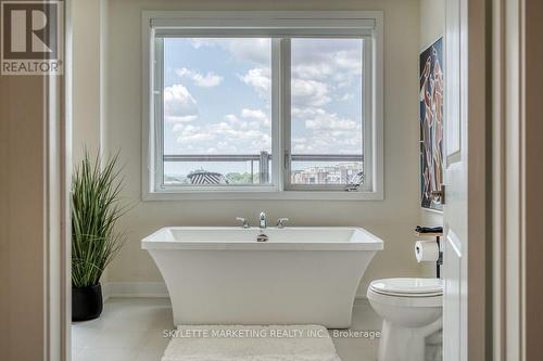 107 Frederick Tisdale Drive, Toronto (Downsview-Roding-Cfb), ON - Indoor Photo Showing Bathroom