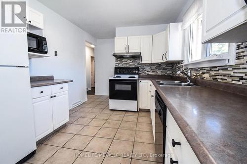 17 Grosvenor Street N, St. Catharines, ON - Indoor Photo Showing Kitchen With Double Sink