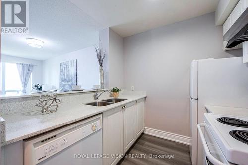 2102 - 1 Lee Centre Drive, Toronto (Woburn), ON - Indoor Photo Showing Kitchen With Double Sink