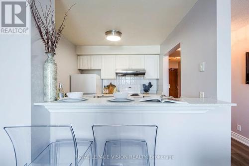 2102 - 1 Lee Centre Drive, Toronto (Woburn), ON - Indoor Photo Showing Kitchen