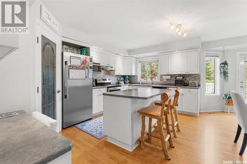 402 Laycoe Crescent, Saskatoon, SK - Indoor Photo Showing Kitchen