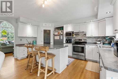 402 Laycoe Crescent, Saskatoon, SK - Indoor Photo Showing Kitchen With Upgraded Kitchen