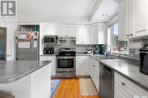 402 Laycoe Crescent, Saskatoon, SK - Indoor Photo Showing Kitchen With Double Sink