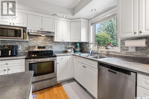 402 Laycoe Crescent, Saskatoon, SK - Indoor Photo Showing Kitchen With Double Sink