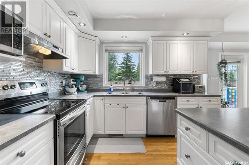 402 Laycoe Crescent, Saskatoon, SK - Indoor Photo Showing Kitchen With Double Sink With Upgraded Kitchen