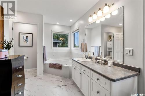 402 Laycoe Crescent, Saskatoon, SK - Indoor Photo Showing Bathroom