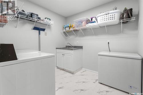 402 Laycoe Crescent, Saskatoon, SK - Indoor Photo Showing Laundry Room