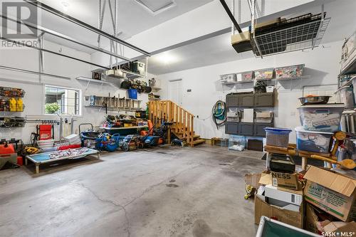 402 Laycoe Crescent, Saskatoon, SK - Indoor Photo Showing Garage