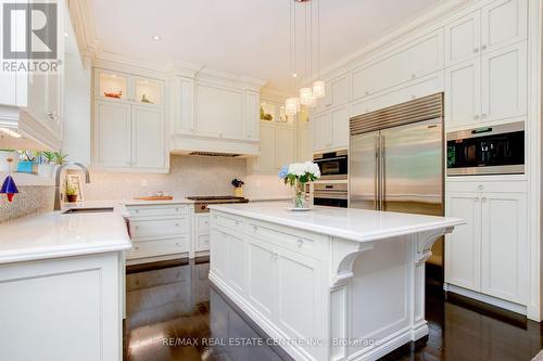 112 Headwind Boulevard, Vaughan, ON - Indoor Photo Showing Kitchen With Upgraded Kitchen