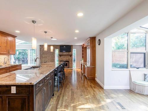 Vue d'ensemble - 452 Crois. Jubilee, Beaconsfield, QC - Indoor Photo Showing Kitchen With Upgraded Kitchen