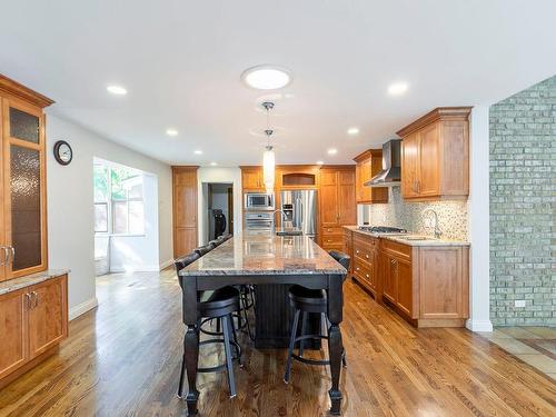 Cuisine - 452 Crois. Jubilee, Beaconsfield, QC - Indoor Photo Showing Kitchen With Upgraded Kitchen