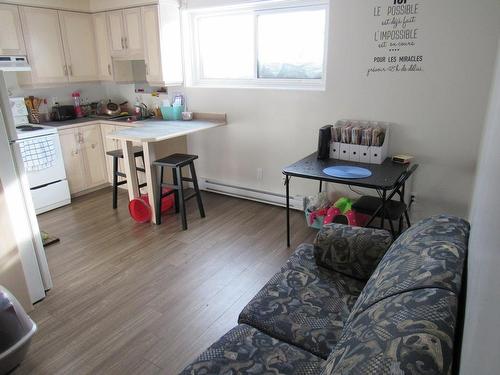 Living room - 290 Av. Franquelin, Sept-Îles, QC - Indoor Photo Showing Kitchen