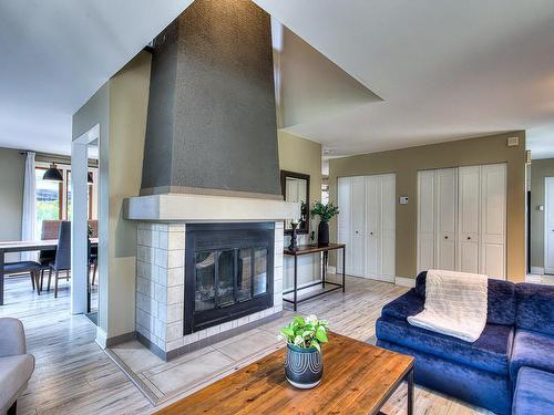 Salon - 772 Rue Galbrand, Laval (Sainte-Dorothée), QC - Indoor Photo Showing Living Room With Fireplace