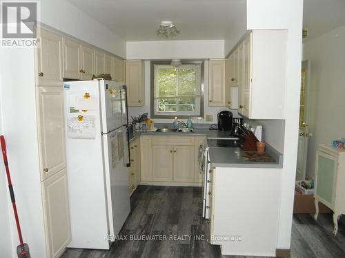 6209 London Road, Lambton Shores (Kettle Point), ON - Indoor Photo Showing Kitchen With Double Sink