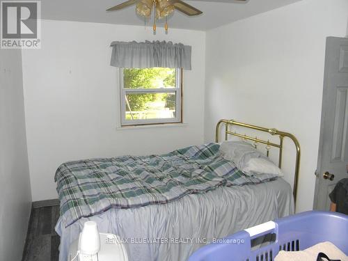 6209 London Road, Lambton Shores (Kettle Point), ON - Indoor Photo Showing Bedroom