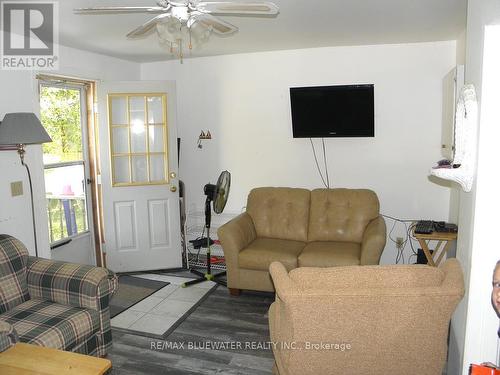 6209 London Road, Lambton Shores (Kettle Point), ON - Indoor Photo Showing Living Room