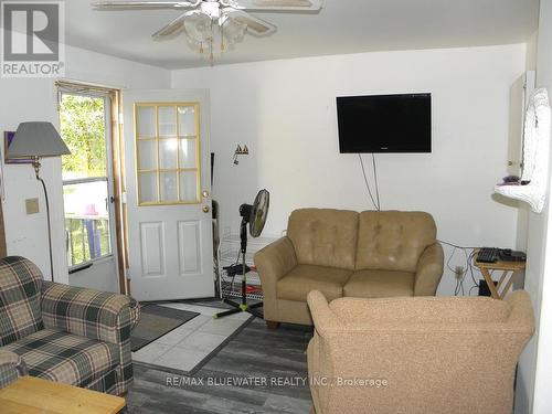 6209 London Road, Lambton Shores (Kettle Point), ON - Indoor Photo Showing Living Room