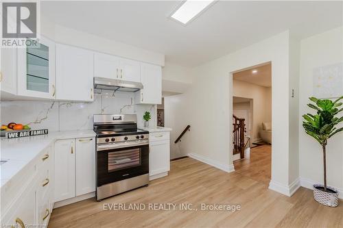 98 Keats Walk, Waterloo, ON - Indoor Photo Showing Kitchen