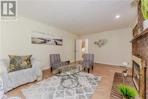 98 Keats Walk, Waterloo, ON - Indoor Photo Showing Living Room